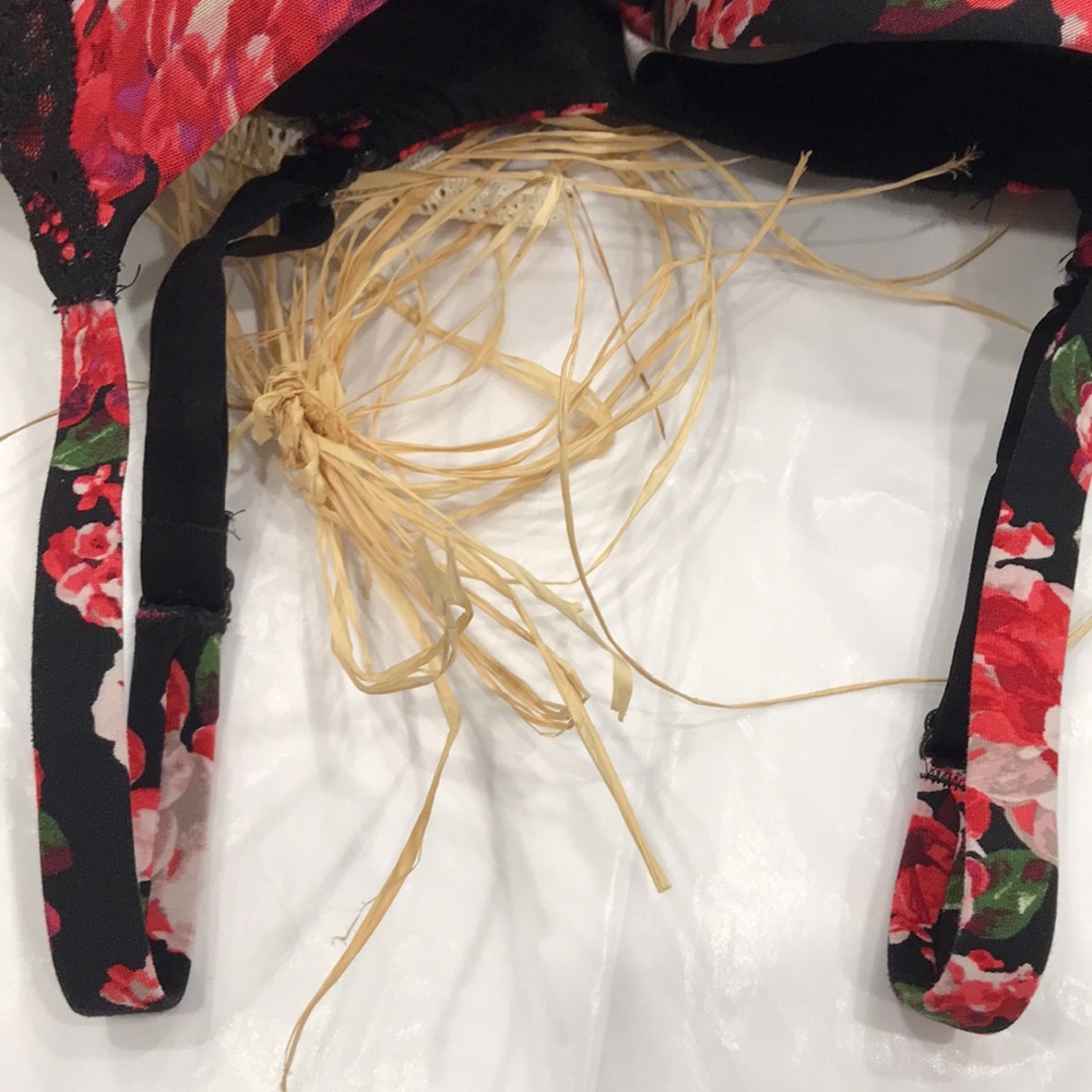BRA 34D SECRET TREASURES FLORAL W DIFFERENT SHADES OF RED. Has some black lace❤️ - Picture 6 of 6